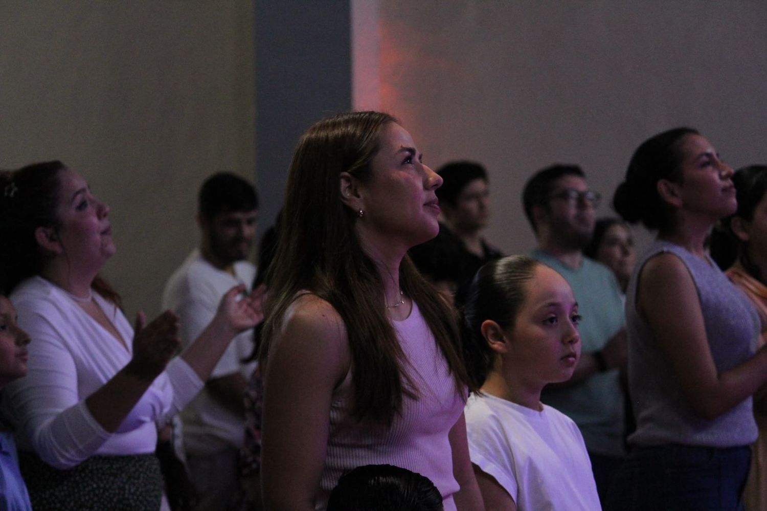 La congregación cantando