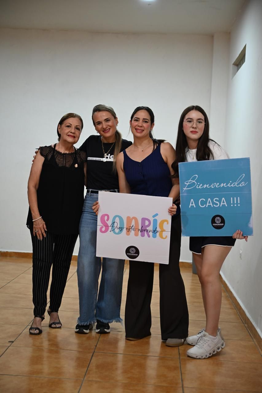 Equipo de bienvenida con carteles