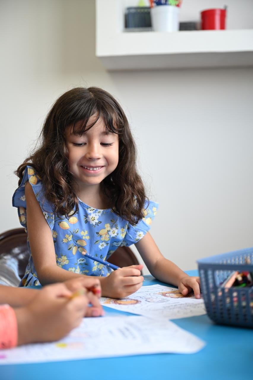 Niña dibujando en la clase